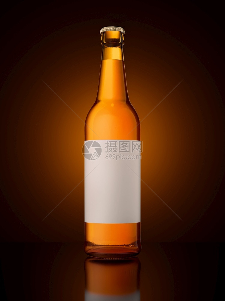 喝满玻璃瓶与棕色遮面背景的酒精饮料和美概念对比全玻璃瓶酒精饮料和新鲜品概念实际的贮藏啤酒图片