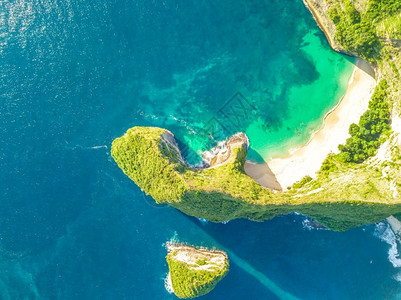 佩尼达岛一个热带岛屿的落岩海岸空浅滩和小岛Sunny天气空中观视半岛有一个空海滩和小岛屿空中观光海景放松水背景