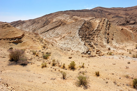 MakhteshRamon以色列内盖夫沙漠独特弹坑高的岩石山图片