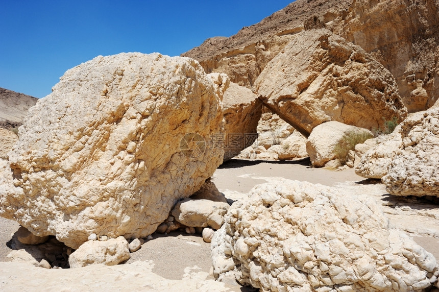 以色列独特的弹坑MakhteshRamon的石块拉蒙地形马赫特什图片