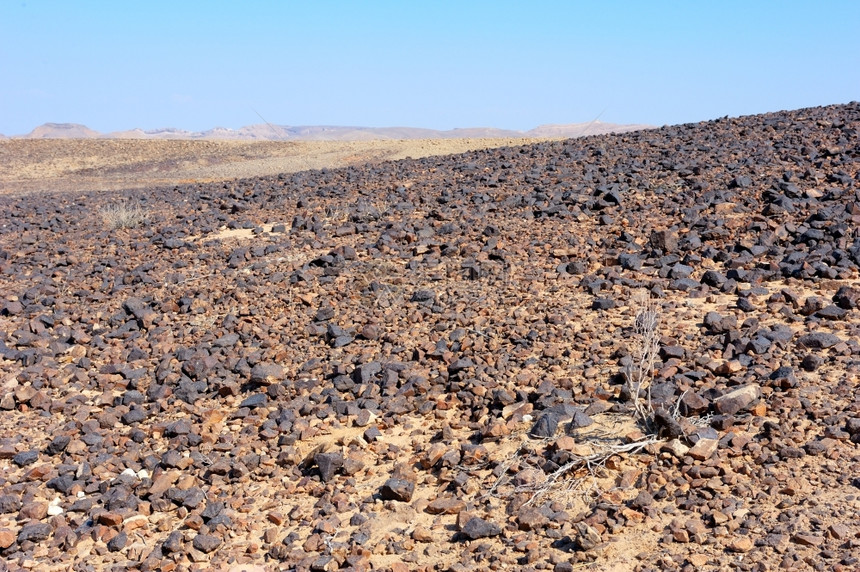 夏天蓝色的东方以列独特的弹坑MakhteshRamon的石块图片