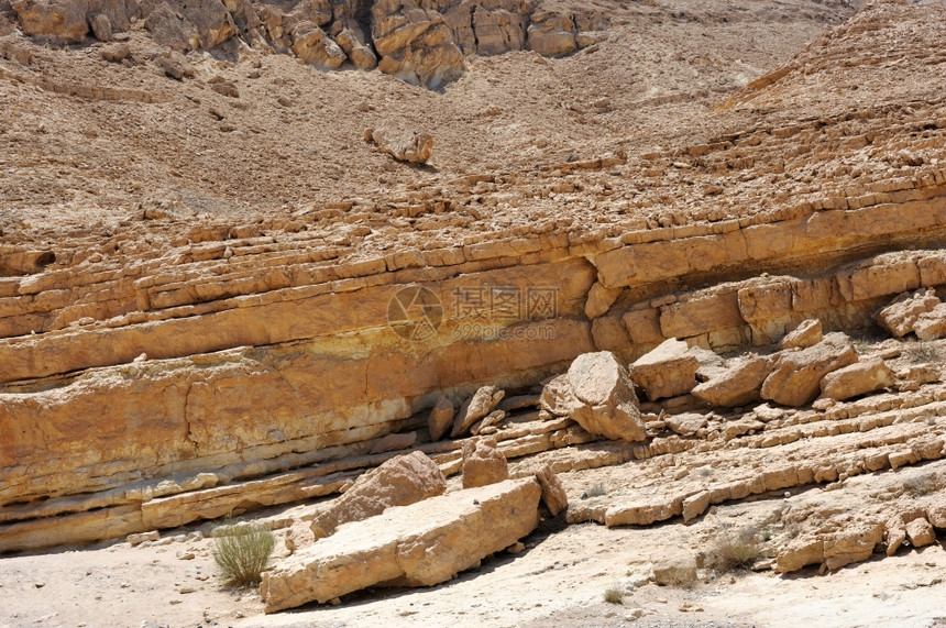 以色列独特的弹坑MakhteshRamon的石块地质学天空内盖夫图片