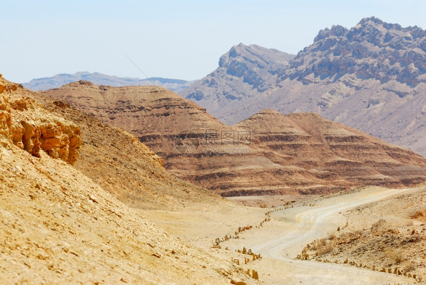 沟壑拉蒙风景以色列独特的弹坑MakhteshRamon的石块图片