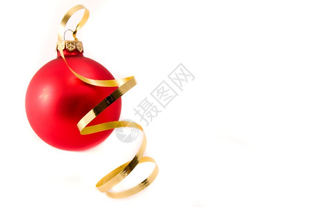 白色背景的圣诞玻璃球装饰品冬天橙闪光图片