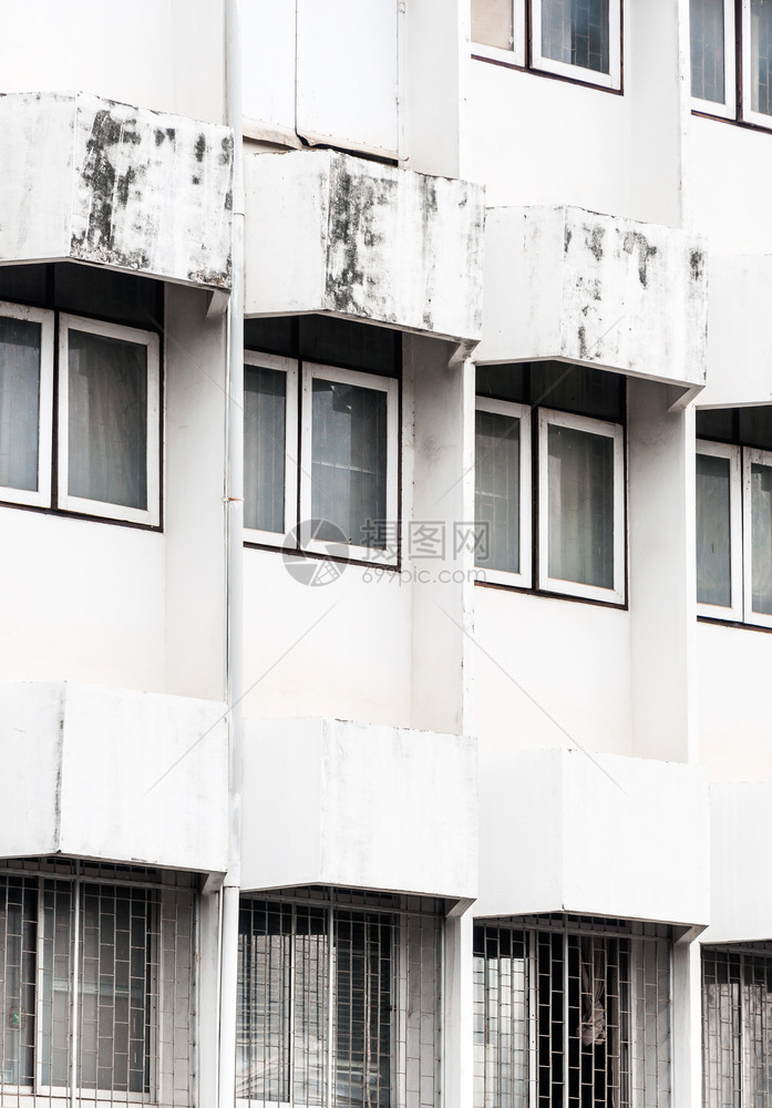 泰国城市的旧白色建筑泰国城公寓内的窗户图片
