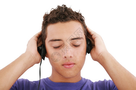年轻的男孩听音乐孤立在白色上场地健康图片