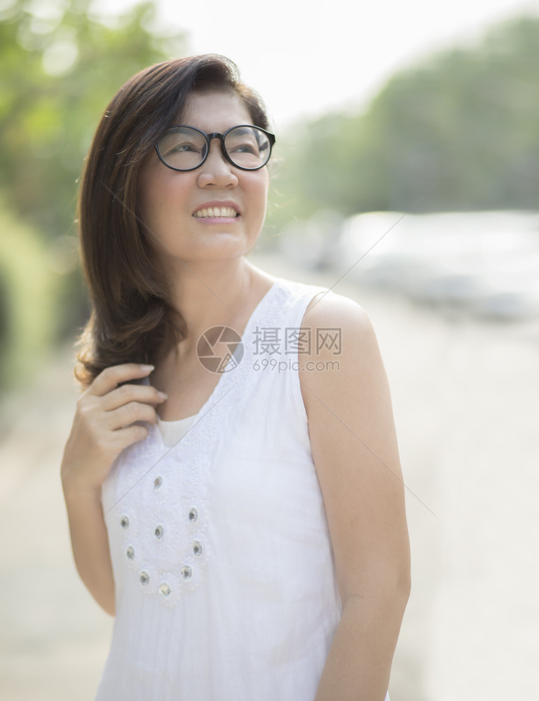 太阳肖像亚洲人在光明媚的白天身穿衣服有牙的亚洲女在户外面微笑着脸图片