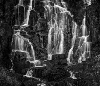 勒特里波特风景自然Storrr老人下面的瀑布靠近波特里斯凯岛苏格兰高地联合王国欧洲草背景