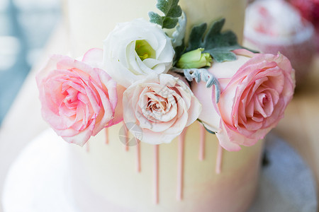 婚礼蛋糕上的鲜花图片