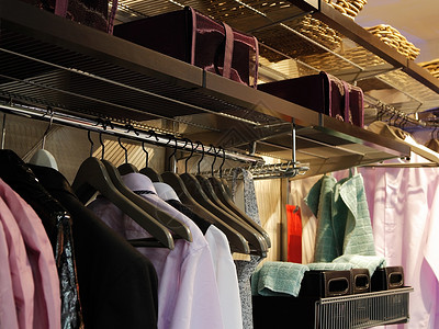 各种衣物和鞋类储藏室的服装间绞刑排水平的图片