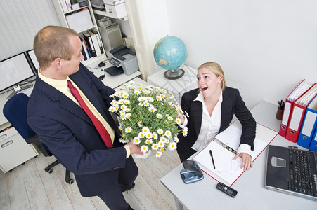 一种高级经理给他的年轻女提供一个大花盆和白菊女的副手玛格丽特惊喜图片