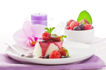 莓果慕斯蛋糕图片