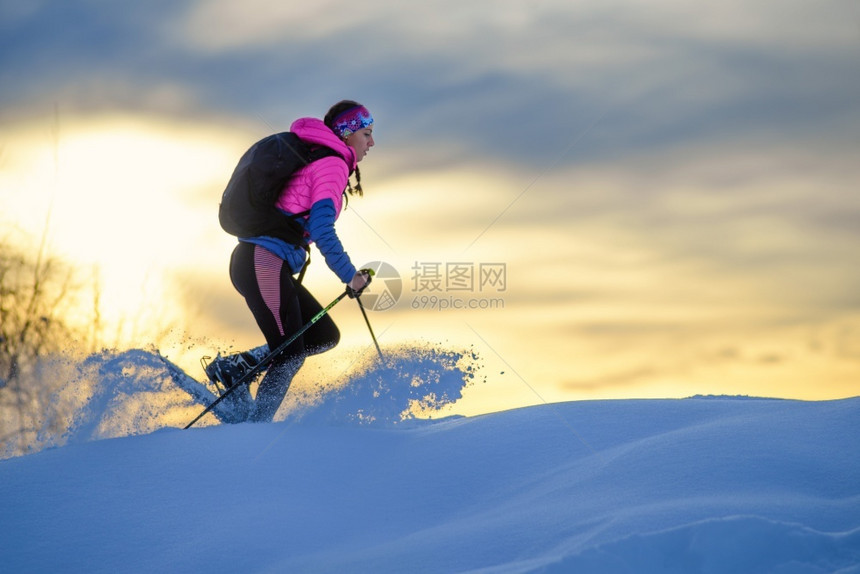 滑雪的女人图片