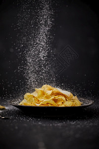 油炸松脆可口的薯片让您享用美味的小吃薯片让您享受美味的小吃不良脂肪图片