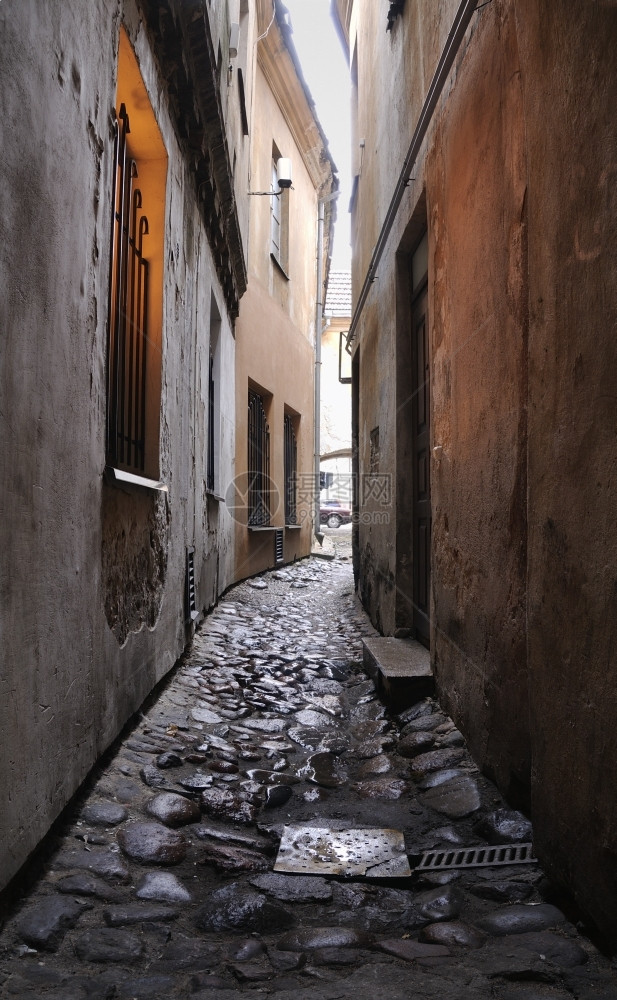 街道黑色的雨天清晨古城维尔纽斯的中世纪小巷下雨图片