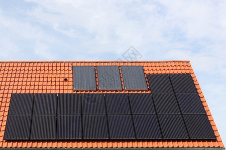 面板自然阳光屋顶上的太能电池板图片