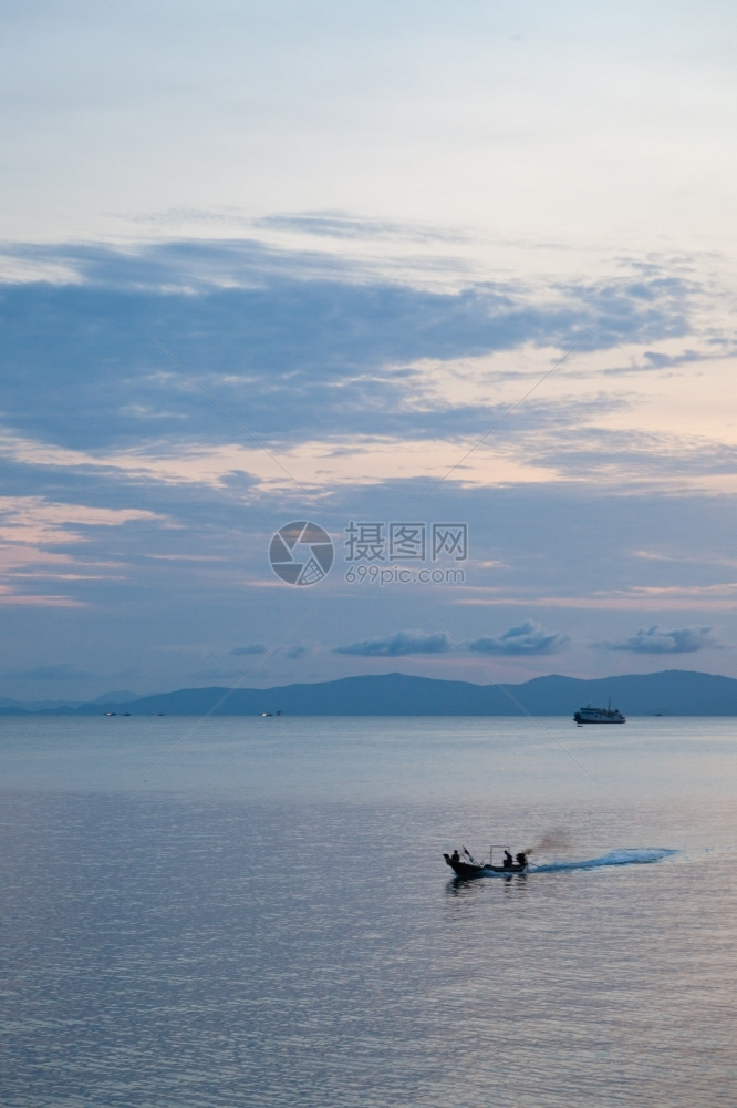 清晨在沿海附近域航行的小型渡轮戏剧黎明海浪图片
