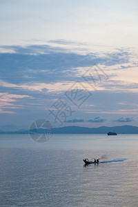 清晨在沿海附近域航行的小型渡轮戏剧黎明海浪图片