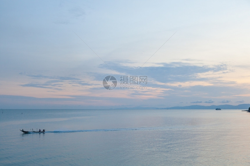 轮廓旅行清晨在沿海附近域航行的小型渡轮靠近图片