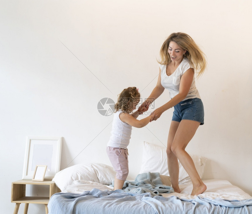 全弹母亲女儿在床上跳舞自然织物安全的图片