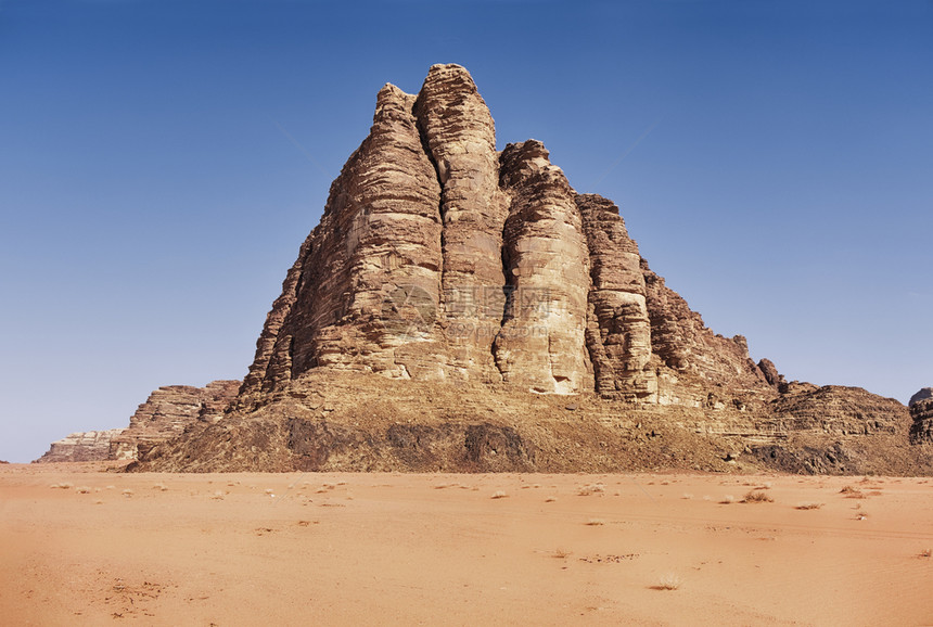 目的地朗姆酒七根支柱山是约旦瓦迪鲁姆沙漠谷的一个里程碑式岩层位于约旦的7个支柱山遥远图片
