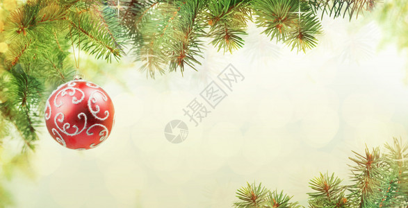 假期圣诞树上的红球在无焦点的灯光背景上生活装饰品图片