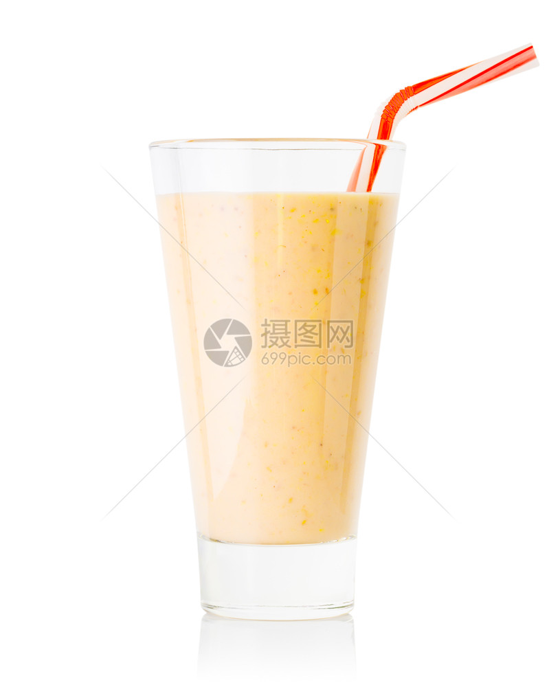 奶油或者香蕉草冰或酸奶放在一个高玻璃杯中有条纹稻草在白底香蕉草辣椒或酸奶和带条的高玻璃杯中隔着一条状稻草饮食图片