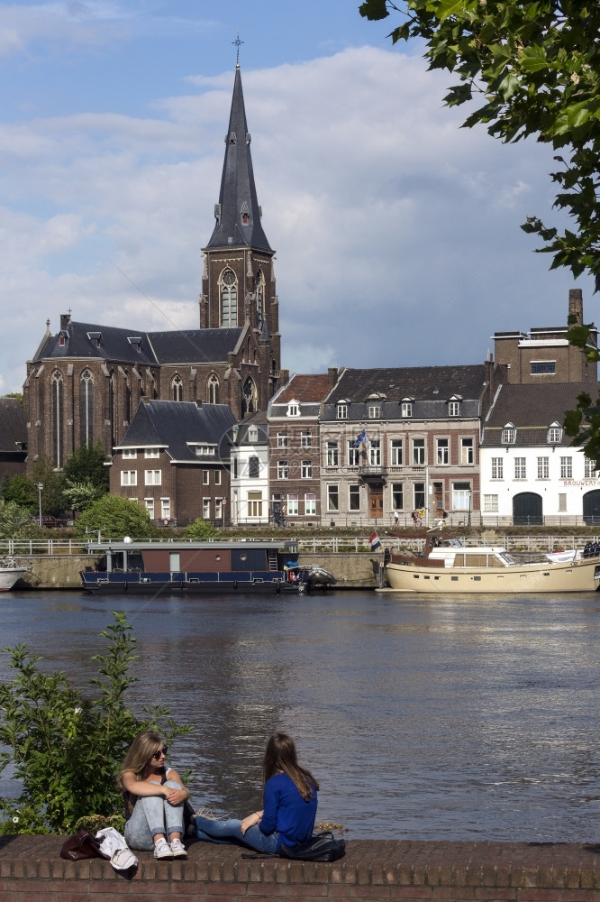 艾伦旅游在荷兰东南部马斯特里赫市部分地区的Meuse河对面图景是林堡省工业城市和首府位于比利时和德国边界附近的Maas河两岸地点图片