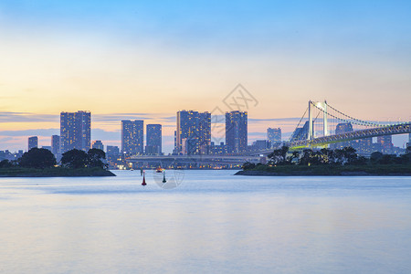 日本彩虹大桥和远景建筑图片