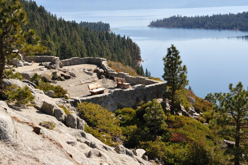 加利福尼亚边Tahoe湖的Tahoe环景旁俯瞰Emerald湾的风景区域农村春天自然图片