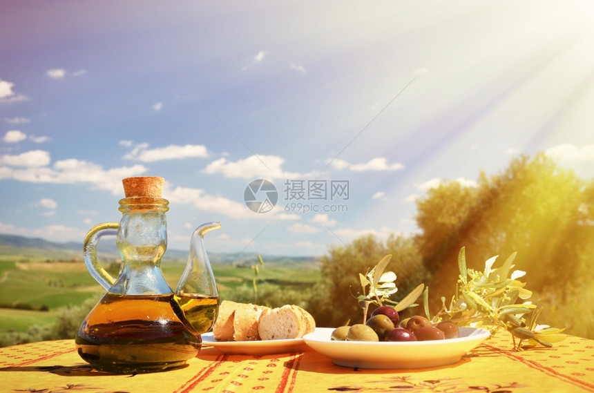 农场意大利语谷橄榄油和以及木制桌子上与意大利图斯卡风景图片