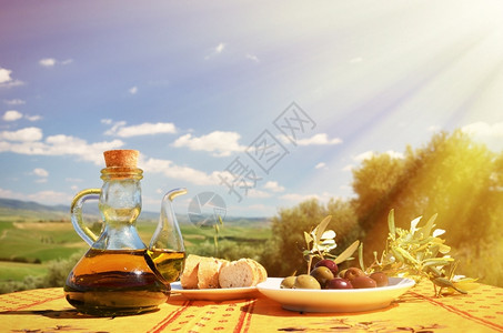 农场意大利语谷橄榄油和以及木制桌子上与意大利图斯卡风景图片