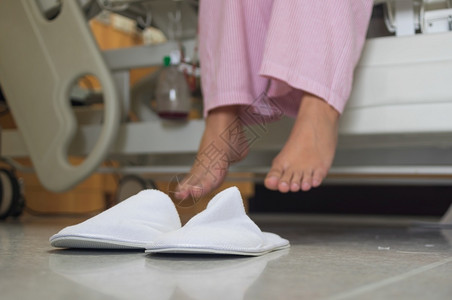 拖鞋病人室地板上的鞋心想健康背景和病人的鞋地面矫形器图片
