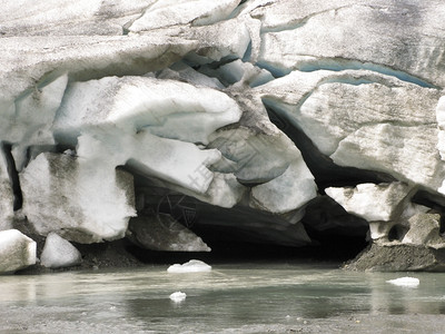 欧洲阿尔卑斯山的冰川口河是川中流出水的地方嘴岩石图片