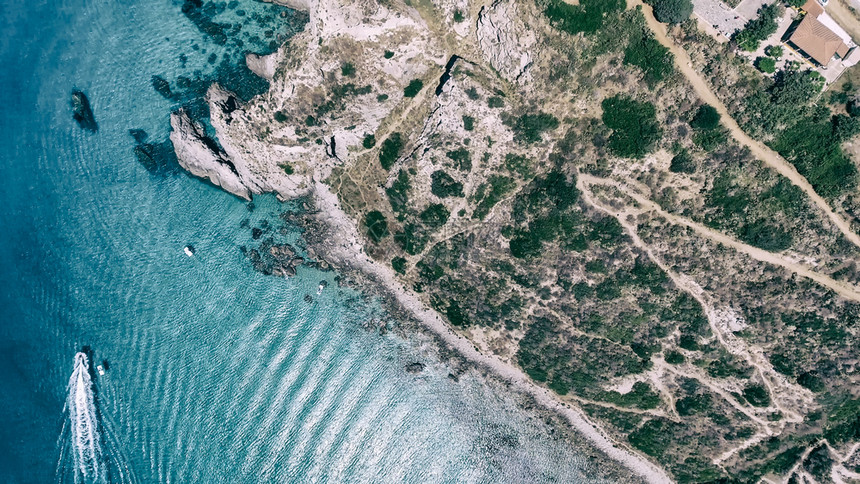 白色的高架卡拉布里亚的公路海岸线和房屋夏季美丽的空中景色唤醒图片