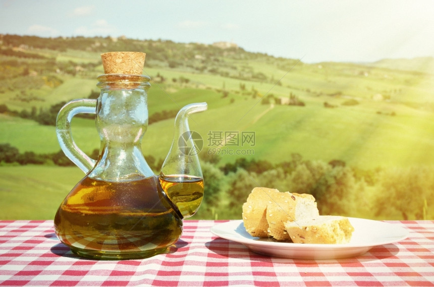 食用橄榄油和面包对抗意大利的托斯卡纳风景农村蓝色的谷图片