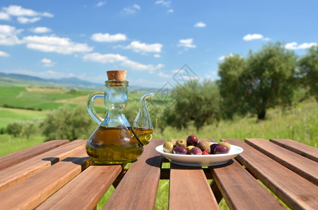 春天田园食用橄榄油和面包对抗意大利的托斯卡纳风景瓶子图片