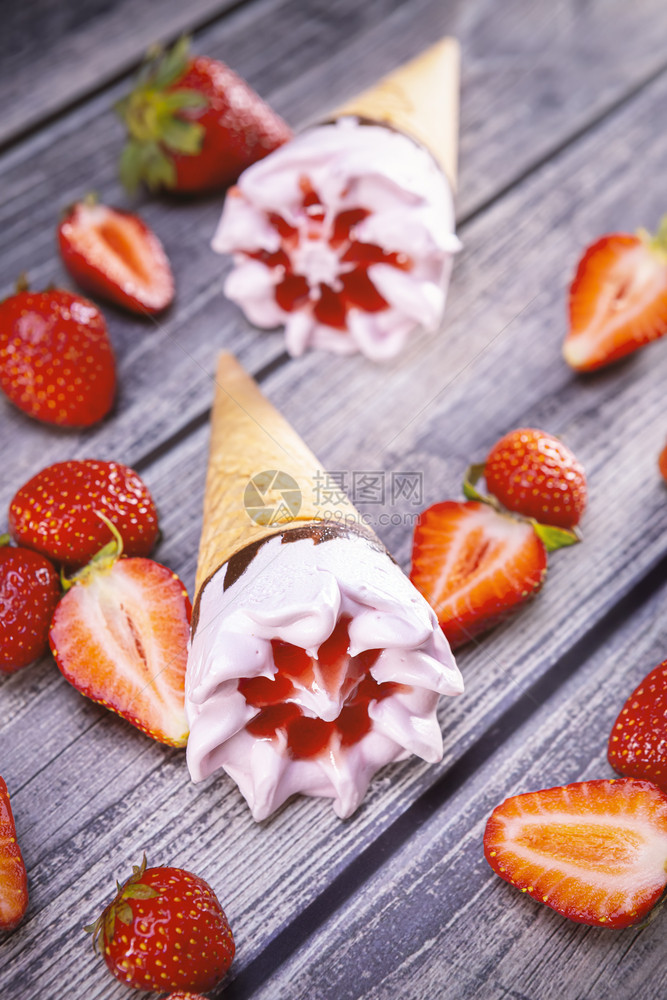 健康木制的冰淇淋和草莓锥子在古老的木制桌边上夏季关注冰淇淋自然图片