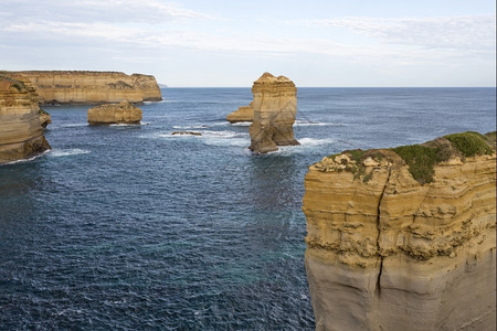 从澳大利亚维多州东面的十二使徒看望处到的景象岩石夏天面对图片