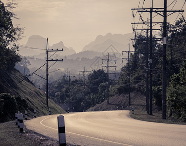 旅行拉查普法苏特具有古老效应山背景的斜坡曲线路高清图片