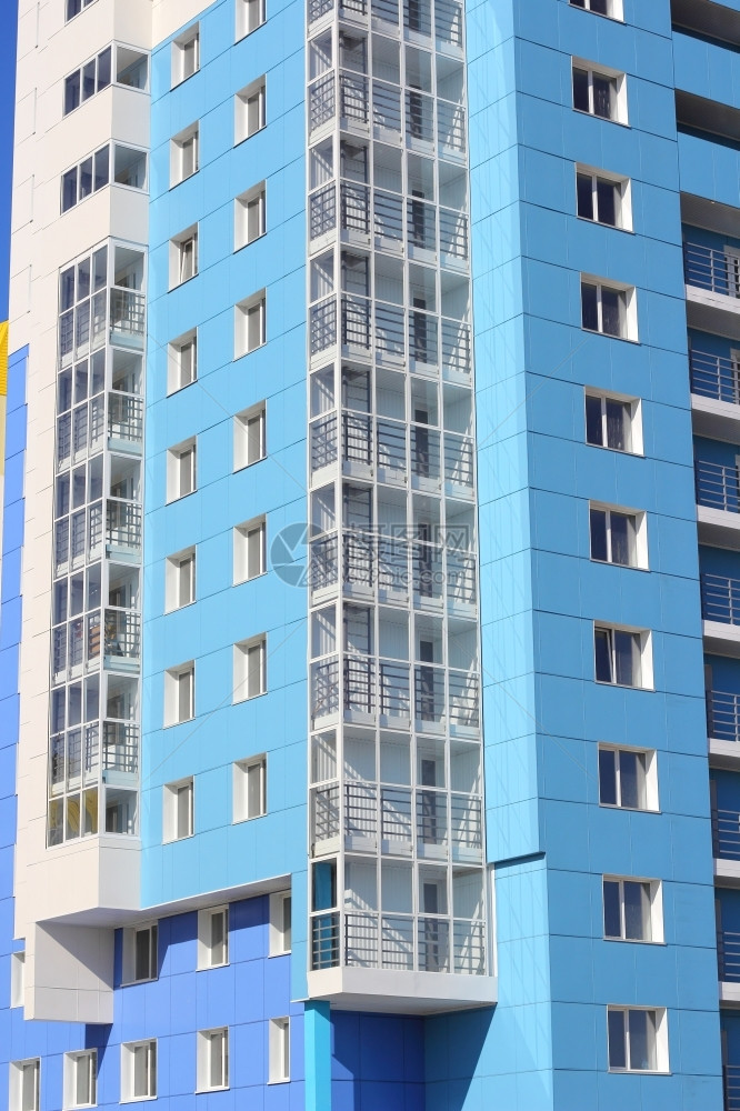 人居住的高楼对着蓝天住房玻璃阳光图片