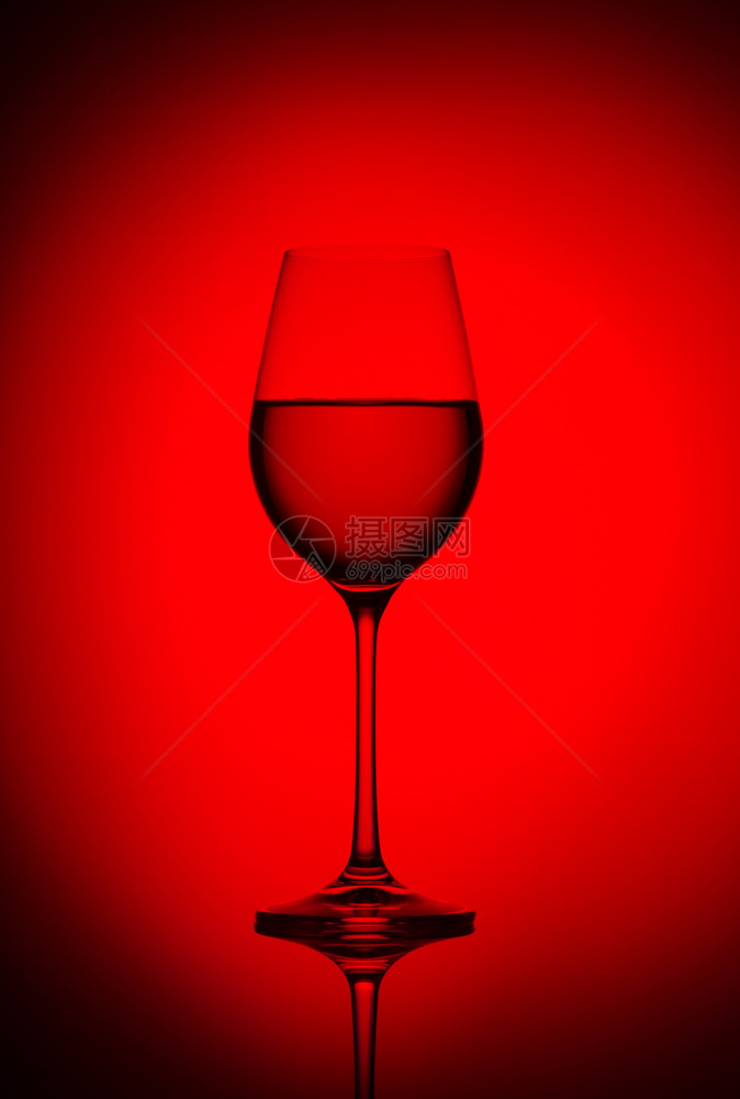 梅洛红酒杯葡萄色背景反光工作室图片