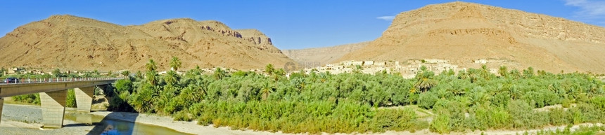 古堡摩洛哥阿特拉斯山丘绿洲的全景观光树图片