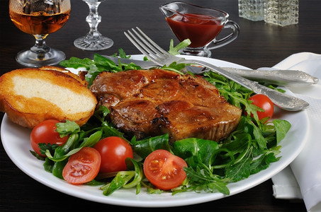 牛排加培根沙拉香肠和烤面包番茄酱健康晚餐图片