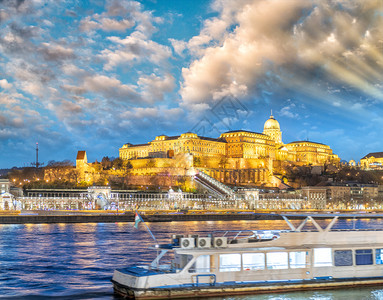 游轮在布达佩斯城堡前过夜行驶旅晚上著名的图片