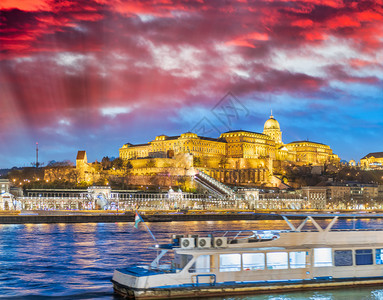 建造场景欧洲游轮在布达佩斯城堡前过夜行驶图片