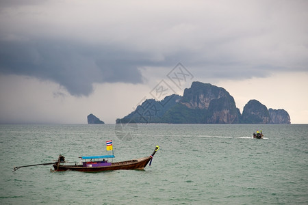 长尾巴风暴泰国热带雷前的海洋长尾鱼背景图片