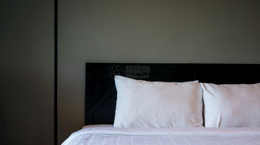 卧室的白床和枕头自在房间干净的图片