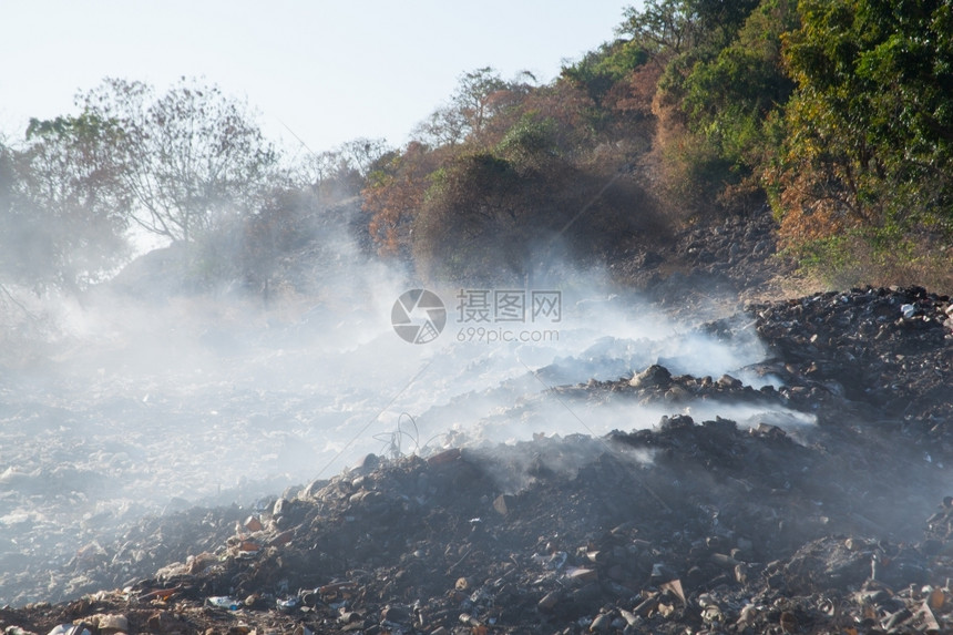 郊区的垃圾堆中燃烧白色烟雾空气污染烧伤户外图片