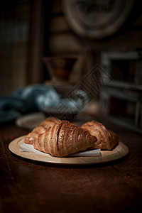食物甜的面包店木板上新鲜的羊角面包新鲜的羊角面包图片